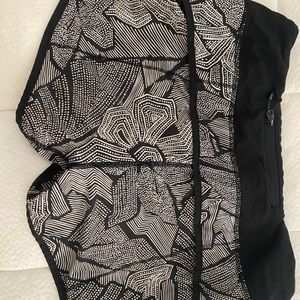 Lululemon size 4 black and white pattern shorts